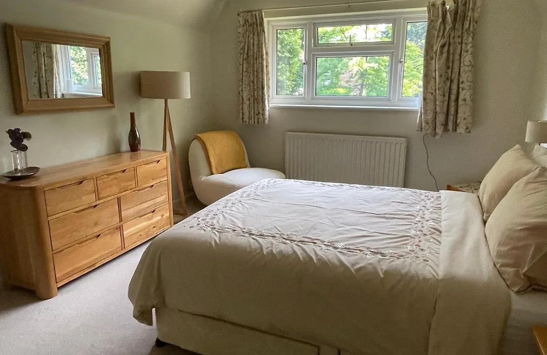 Charming Bournemouth House With Beautiful Spacious Gardens, 5 Min Drive To Beaches, Free Parking For 2-3 Cars-1