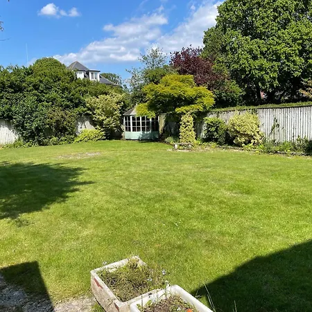 Charming Bournemouth House With Beautiful Spacious Gardens, 5 Min Drive To Beaches, Free Parking For 2-3 Cars-3