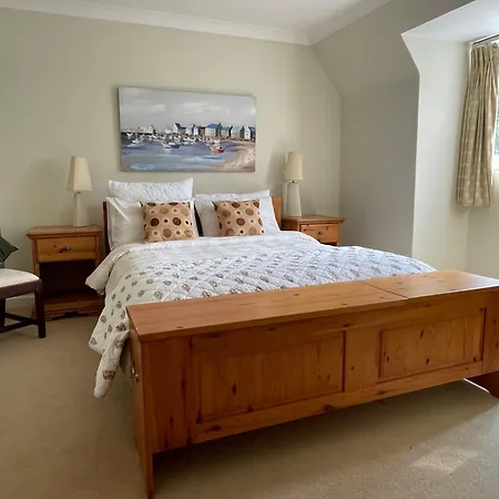 Charming Bournemouth House With Beautiful Spacious Gardens, 5 Min Drive To Beaches, Free Parking For 2-3 Cars-2